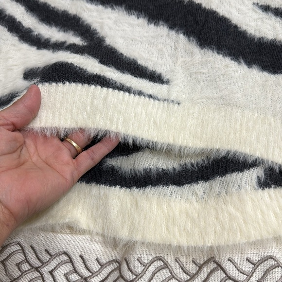 (N4) Express Zebra Sweater Soft and comfortable oversay size S - Picture 12 of 12